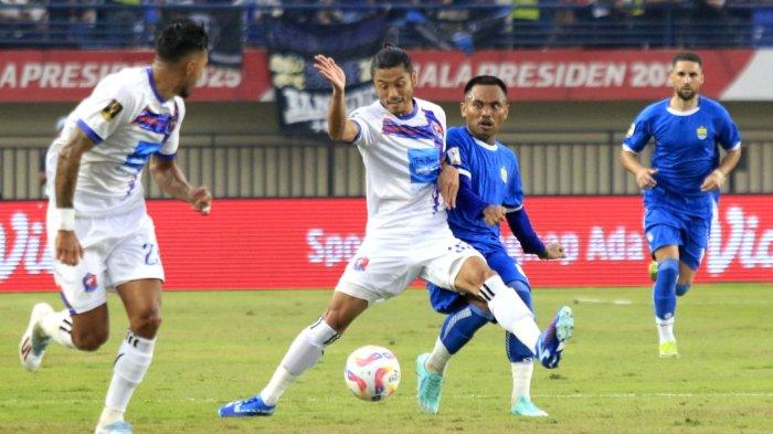Pemain Persib Bandung, Saddil Ramdani berebut bola dengan pemain Port FC, Noboru Shimura pada laga Piala Presiden 2025 di Stadion Si Jalak Harupat, Kabupaten Bandung, Jawa Barat, Minggu (6/7/2025).