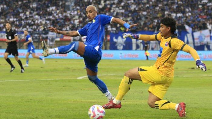 Pemain Persib Bandung, Wiliam Marcilio berebut bola dengan kiper Port FC, Somporn Yos pada laga Piala Presiden 2025 di Stadion Si Jalak Harupat, Kabupaten Bandung, Jawa Barat, Minggu (6/7/2025).