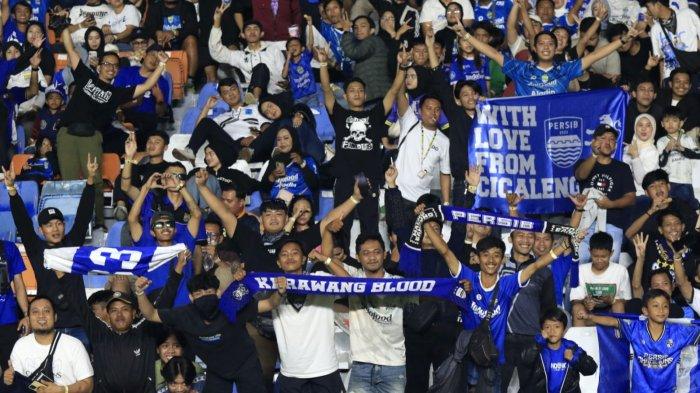 Bobotoh memberikan dukungan kepada Persib Bandung saat bertanding menghadapi ewa United pada laga Piala Presiden 2025 di Stadion Si Jalak Harupat, Kabupaten Bandung, Jawa Barat, Selasa (8/7/2025).