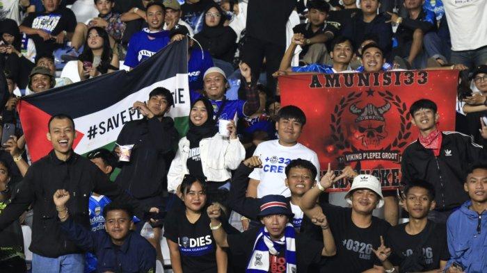 Bobotoh memberikan dukungan kepada Persib Bandung saat bertanding menghadapi ewa United pada laga Piala Presiden 2025 di Stadion Si Jalak Harupat, Kabupaten Bandung, Jawa Barat, Selasa (8/7/2025).