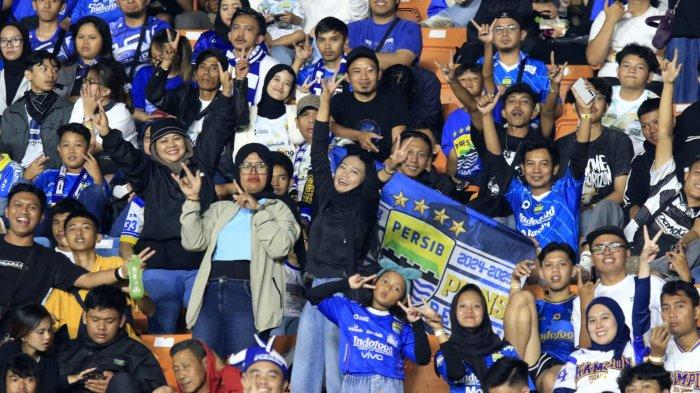Bobotoh memberikan dukungan kepada Persib Bandung saat bertanding menghadapi ewa United pada laga Piala Presiden 2025 di Stadion Si Jalak Harupat, Kabupaten Bandung, Jawa Barat, Selasa (8/7/2025).