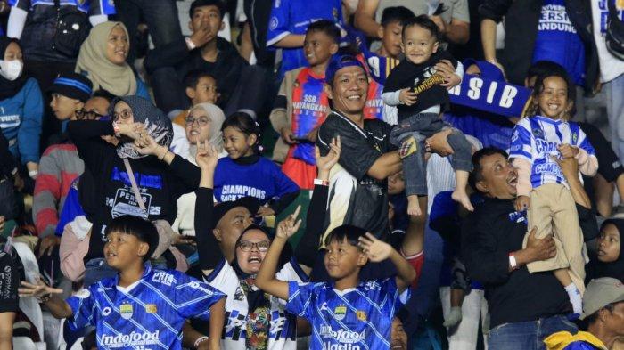 Bobotoh memberikan dukungan kepada Persib Bandung saat bertanding menghadapi ewa United pada laga Piala Presiden 2025 di Stadion Si Jalak Harupat, Kabupaten Bandung, Jawa Barat, Selasa (8/7/2025).