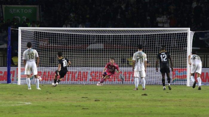 Pemain Dewa United, Egy Maulana Vikri berhasil mencetak gol lewat tendangan penalti ke gawang Persib yang dikawal kiper Adam Jozef Przybek pada laga Piala Presiden 2025 di Stadion Si Jalak Harupat, Kabupaten Bandung, Jawa Barat, Selasa (8/7/2025).