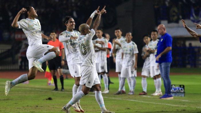 Pemain Persib Bandung, Wiliam Marcilio melakukan selebrasi setelah berhasil membobol gawang Dewa United pada laga Piala Presiden 2025 di Stadion Si Jalak Harupat, Kabupaten Bandung, Jawa Barat, Selasa (8/7/2025).