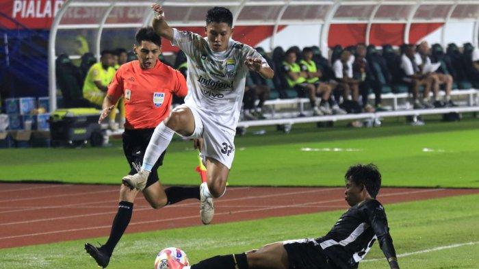 Pemain Persib Bandung, Ferdiansyah melompat menghindari sapuan kaki pemain Dewa United, Edo Febriansah saat membuang bola pada laga Piala Presiden 2025 di Stadion Si Jalak Harupat, Kabupaten Bandung, Jawa Barat, Selasa (8/7/2025).