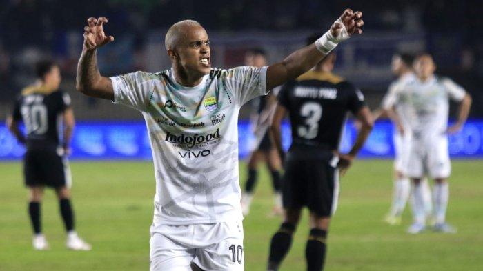 Pemain Persib Bandung, Wiliam Marcilio melakukan selebrasi bergaya 