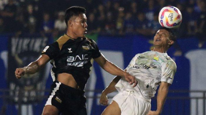 Pemain Persib Bandung, Zulkifli Lukmansyah berhasil menanduk bola saat berebut dengan pemain Dewa United, Wahyu Prasetyo pada laga Piala Presiden 2025 di Stadion Si Jalak Harupat, Kabupaten Bandung, Jawa Barat, Selasa (8/7/2025).