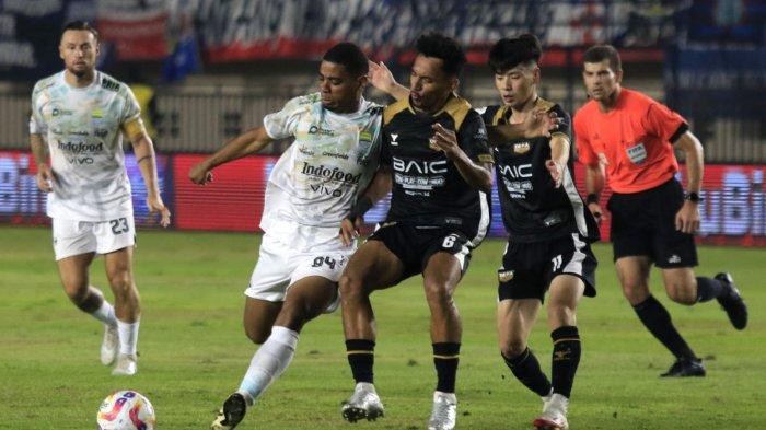 Pemain Persib Bandung, Uillian Barros Pereira berebut bola dengan pemain Dewa United, Theo Fillo Dacosta Numberi pada laga Piala Presiden 2025 di Stadion Si Jalak Harupat, Kabupaten Bandung, Jawa Barat, Selasa (8/7/2025).