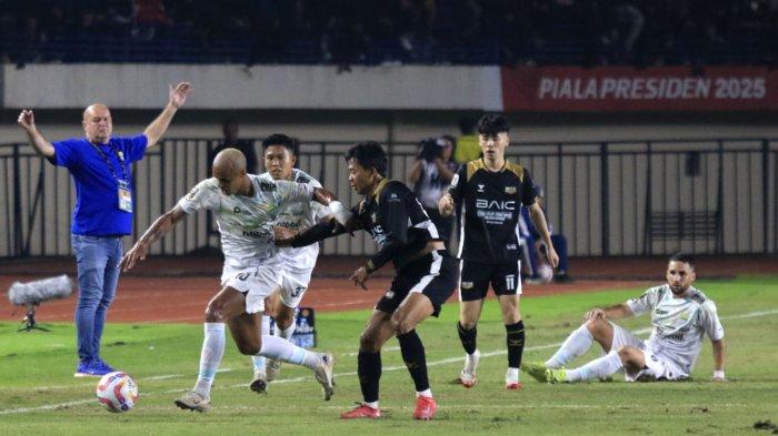 Pemain Persib Bandung, Wiliam Marcilio menguasai bola dibayang-bayangi pemain Dewa United, Edo Febriansah pada laga Piala Presiden 2025 di Stadion Si Jalak Harupat, Kabupaten Bandung, Jawa Barat, Selasa (8/7/2025).