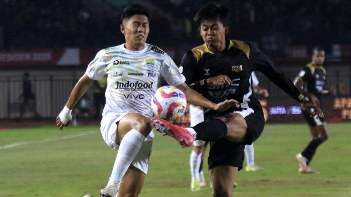 Pemain Persib Bandung, Ferdiansyah berebut bola dengan pemain Dewa United, Edo Febriansah pada laga Piala Presiden 2025 di Stadion Si Jalak Harupat, Kabupaten Bandung, Jawa Barat, Selasa (8/7/2025).