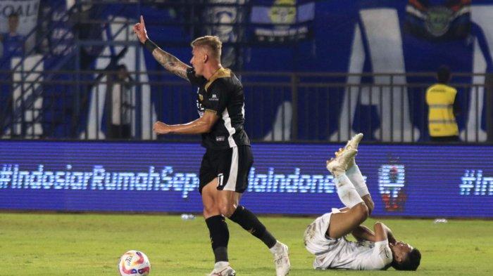 Pemain Persib Bandung, Zulkifli Lukmansyah terjatuh setelah dilanggar Cassio Fernando Scheid yang berujung pemain Dewa Unuted tersebut diganjar kartu merah oleh wasit pada laga Piala Presiden 2025 di Stadion Si Jalak Harupat, Kabupaten Bandung, Jawa Barat, Selasa (8/7/2025).