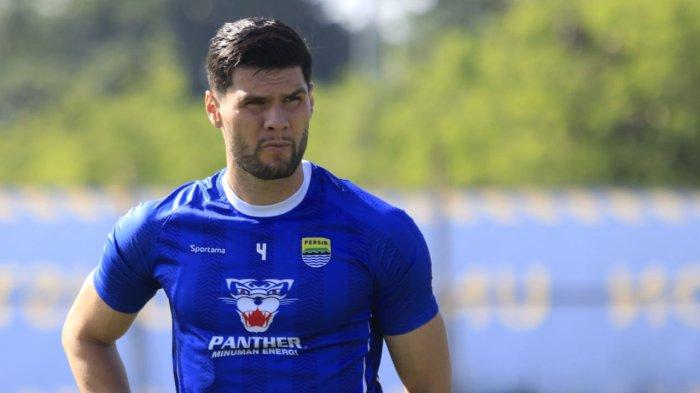 Pemain asing anyar, Julio Cesar, menjalani latihan perdananya bersama Persib Bandung, di Lapangan Pendamping Stadion Gelora Bandung Lautan Api (GBLA), Gedebage, Kota Bandung, Jawa Barat, Kamis (10/7/2025).