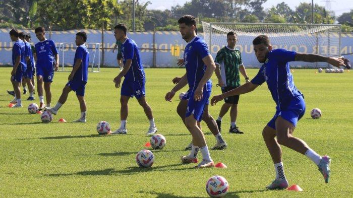 Pemain asing anyar, Julio Cesar (kedua dari kanan), menjalani latihan perdananya bersama Persib Bandung, di Lapangan Pendamping Stadion Gelora Bandung Lautan Api (GBLA), Gedebage, Kota Bandung, Jawa Barat, Kamis (10/7/2025).