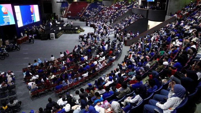 Seribu lebih sivitas akademika dan keluarga besar ITB menghadiri Gebyar Dies Natalis ke-66 ITB, di Sasana Budaya Ganesha (Sabuga) ITB, Jalan Tamansari, Kota Bandung, Jawa Barat, Sabtu (12/7/2025).