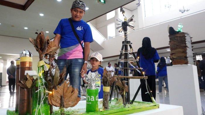 Keluarga besar ITB mengamati instalasi seni dari limbah atau sampah yang dipamerkan pada Gebyar Dies Natalis ke-66 ITB, di Sasana Budaya Ganesha (Sabuga) ITB, Jalan Tamansari, Kota Bandung, Jawa Barat, Sabtu (12/7/2025).
