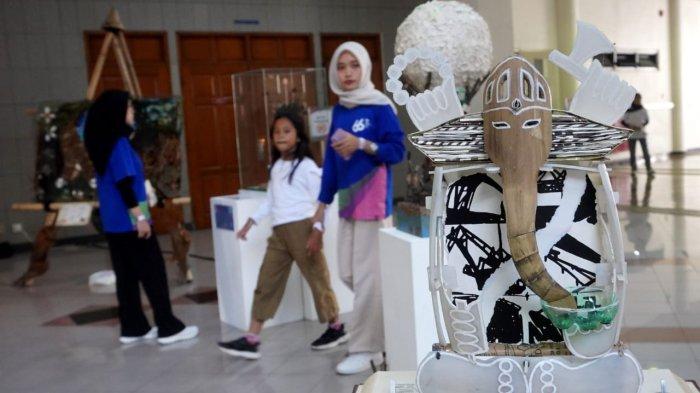 Keluarga besar ITB mengamati instalasi seni dari limbah atau sampah yang dipamerkan pada Gebyar Dies Natalis ke-66 ITB, di Sasana Budaya Ganesha (Sabuga) ITB, Jalan Tamansari, Kota Bandung, Jawa Barat, Sabtu (12/7/2025).