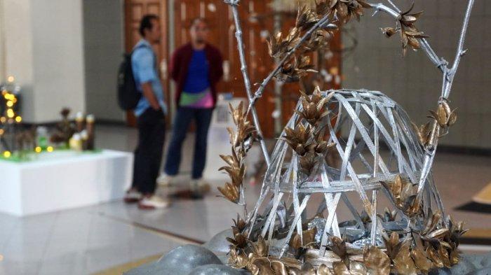 Keluarga besar ITB mengamati instalasi seni dari limbah atau sampah yang dipamerkan pada Gebyar Dies Natalis ke-66 ITB, di Sasana Budaya Ganesha (Sabuga) ITB, Jalan Tamansari, Kota Bandung, Jawa Barat, Sabtu (12/7/2025).