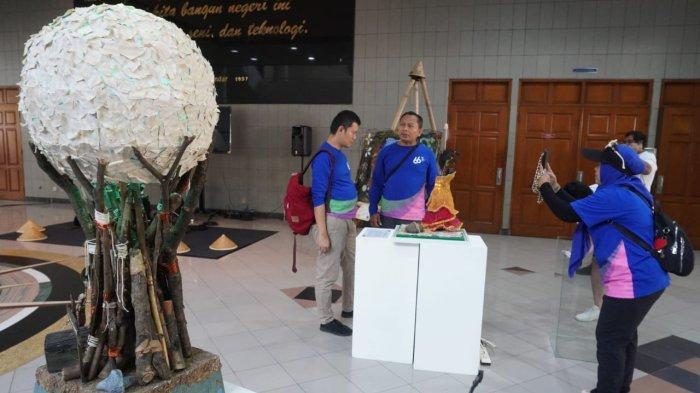 Keluarga besar ITB mengamati instalasi seni dari limbah atau sampah yang dipamerkan pada Gebyar Dies Natalis ke-66 ITB, di Sasana Budaya Ganesha (Sabuga) ITB, Jalan Tamansari, Kota Bandung, Jawa Barat, Sabtu (12/7/2025).