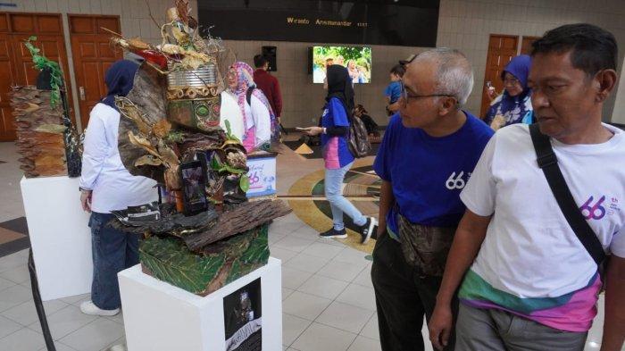 Keluarga besar ITB mengamati instalasi seni dari limbah atau sampah yang dipamerkan pada Gebyar Dies Natalis ke-66 ITB, di Sasana Budaya Ganesha (Sabuga) ITB, Jalan Tamansari, Kota Bandung, Jawa Barat, Sabtu (12/7/2025).