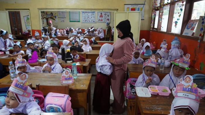 Murid kelas 1 mengikuti kegiatan Masa Pengenalan Lingkungan Sekolah (MPLS) di Sekolah Dasar Negeri (SDN) Rancamanyar 6, Desa Rancamanyar, Kecamatan Baleendah, Kabupaten Bandung, Jawa Barat, Senin (14/7/2025).