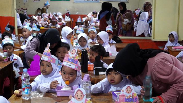 Murid kelas 1 mengikuti kegiatan Masa Pengenalan Lingkungan Sekolah (MPLS) di Sekolah Dasar Negeri (SDN) Rancamanyar 6, Desa Rancamanyar, Kecamatan Baleendah, Kabupaten Bandung, Jawa Barat, Senin (14/7/2025).