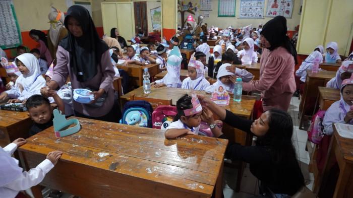 Murid kelas 1 mengikuti kegiatan Masa Pengenalan Lingkungan Sekolah (MPLS) di Sekolah Dasar Negeri (SDN) Rancamanyar 6, Desa Rancamanyar, Kecamatan Baleendah, Kabupaten Bandung, Jawa Barat, Senin (14/7/2025).