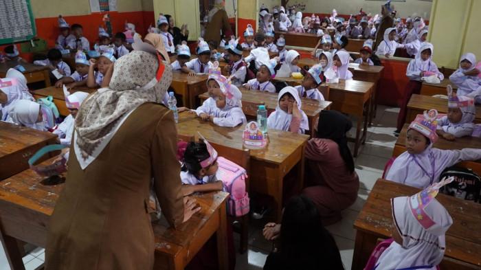 Murid kelas 1 mengikuti kegiatan Masa Pengenalan Lingkungan Sekolah (MPLS) di Sekolah Dasar Negeri (SDN) Rancamanyar 6, Desa Rancamanyar, Kecamatan Baleendah, Kabupaten Bandung, Jawa Barat, Senin (14/7/2025).