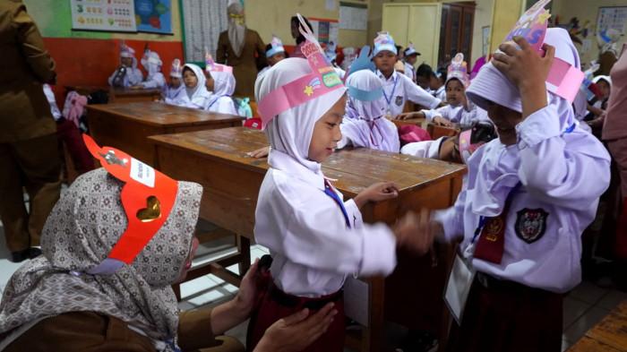 Murid kelas 1 mengikuti kegiatan Masa Pengenalan Lingkungan Sekolah (MPLS) di Sekolah Dasar Negeri (SDN) Rancamanyar 6, Desa Rancamanyar, Kecamatan Baleendah, Kabupaten Bandung, Jawa Barat, Senin (14/7/2025).