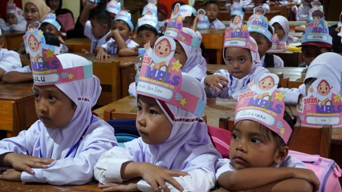 Murid kelas 1 mengikuti kegiatan Masa Pengenalan Lingkungan Sekolah (MPLS) di Sekolah Dasar Negeri (SDN) Rancamanyar 6, Desa Rancamanyar, Kecamatan Baleendah, Kabupaten Bandung, Jawa Barat, Senin (14/7/2025).
