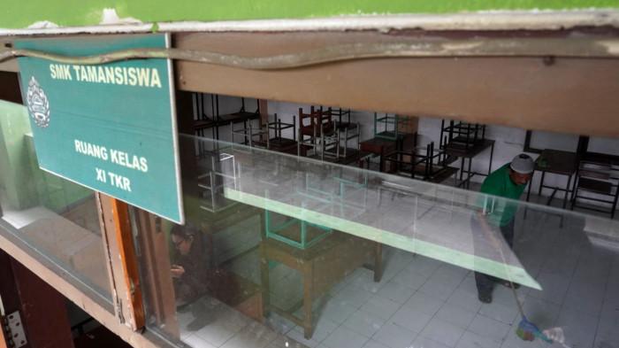 Petugas kebersihan menyapu salah satu ruang kelas yang sudah lama tidak diisi murid di Sekolah Menengah Kejuruan (SMK) Tamansiswa, Jalan Tamansiswa, Kota Bandung, Jawa Barat, Kamis (24/7/2025).