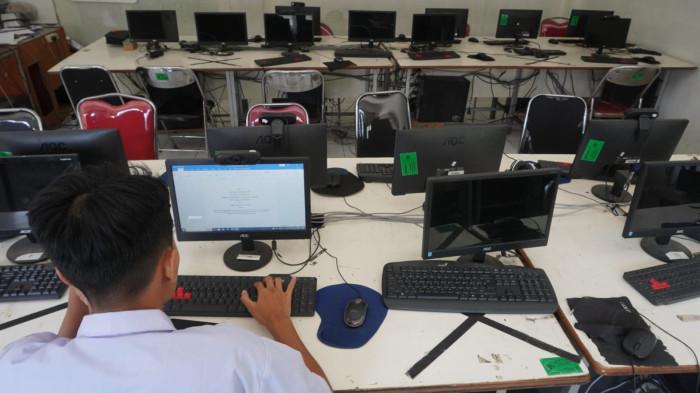 Seorang murid baru kelas X mengikuti kegiatan belajar mengajar di Ruang Laboratorium Komputer SMA Tamansiswa (Tamsis), Jalan Tamansiswa, Kota Bandung, Jawa Barat, Jumat (25/7/2025).
