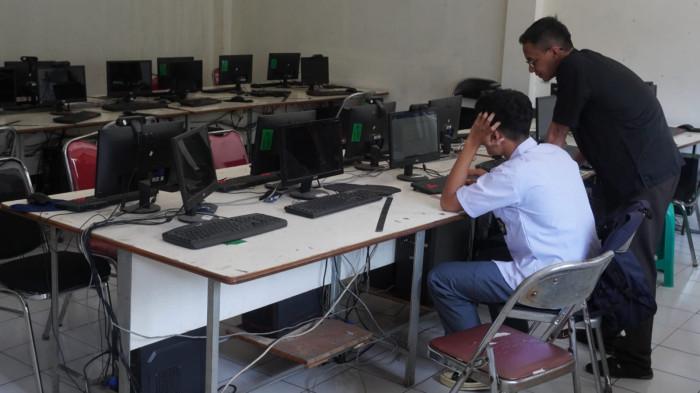 Seorang murid baru kelas X mengikuti kegiatan belajar mengajar di Ruang Laboratorium Komputer SMA Tamansiswa (Tamsis), Jalan Tamansiswa, Kota Bandung, Jawa Barat, Jumat (25/7/2025).