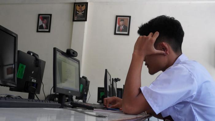 Seorang murid baru kelas X mengikuti kegiatan belajar mengajar di Ruang Laboratorium Komputer SMA Tamansiswa (Tamsis), Jalan Tamansiswa, Kota Bandung, Jawa Barat, Jumat (25/7/2025).
