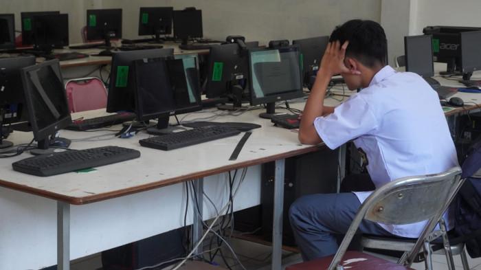 Seorang murid baru kelas X mengikuti kegiatan belajar mengajar di Ruang Laboratorium Komputer SMA Tamansiswa (Tamsis), Jalan Tamansiswa, Kota Bandung, Jawa Barat, Jumat (25/7/2025).