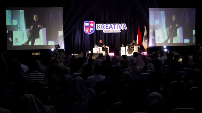 Pembicara Mantan Menteri Perdagangan RI 2011-2014 dan Host Endgame, Gita Wirjawan (kiri) dipandu oleh CEO CNA Investment sekaligus Founder Kreativa Global School, Syauqi Robbani, MPA, menyampaikan paparan pada gelaran Global Parenting Summit 2025 bertajuk 'From Cradle to College', di Summarecon Mall Bandung, Kota Bandung, Jawa Barat, Sabtu (26/7/2025).