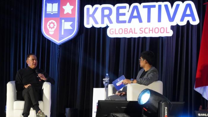 Pembicara Mantan Menteri Perdagangan RI 2011-2014 dan Host Endgame, Gita Wirjawan (kiri) dipandu oleh CEO CNA Investment sekaligus Founder Kreativa Global School, Syauqi Robbani, MPA, menyampaikan paparan pada gelaran Global Parenting Summit 2025 bertajuk 'From Cradle to College', di Summarecon Mall, Kota Bandung, Jawa Barat, Sabtu (26/7/2025).