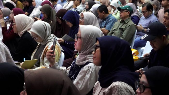 Ratusan peserta menyimak paparan yang disampaikan Pembicara mantan Menteri Perdagangan RI 2011-2014 dan Host Endgame, 
Gita Wirjawan pada gelaran Global Parenting Summit 2025 bertajuk 'From Cradle to College', di Summarecon Mall, Kota Bandung, Jawa Barat, Sabtu (26/7/2025).