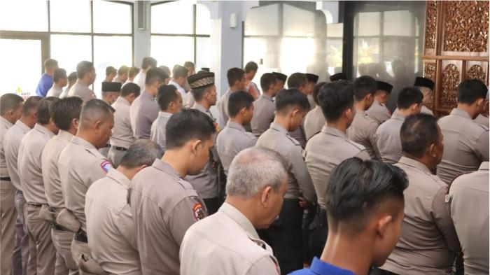 2Jajaran Polres Indramayu saat menggelar salat ghaib untuk Kasat Binmas Polres Indramayu,