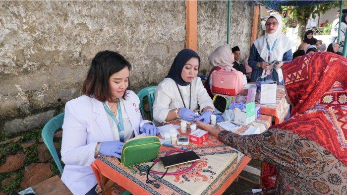 GM Finance & Business Control AdMedika Topan Susanto saat memberikan sambutan pada acara Tanggung Jawab Sosial & Lingkungan (TJSL) AdMedika di wilayah Kampung Rambutan, Kelurahan Sempur, Kota Bogor, Kamis (26/6).