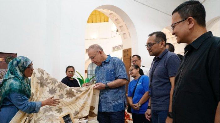 Pj. Sekretaris Daerah Provinsi Sumatera Utara M. A. Effendy Pohan, M.Si (kiri), EVP Telkom Regional 1 Dwi Pratomo Juniarto (tengah), dan VP Sustainability Telkom Gunawan Wasisto Ciptaning Andri (kanan) saat mengunjungi bazar UMK pada acara GoZero% Goes to Medan 