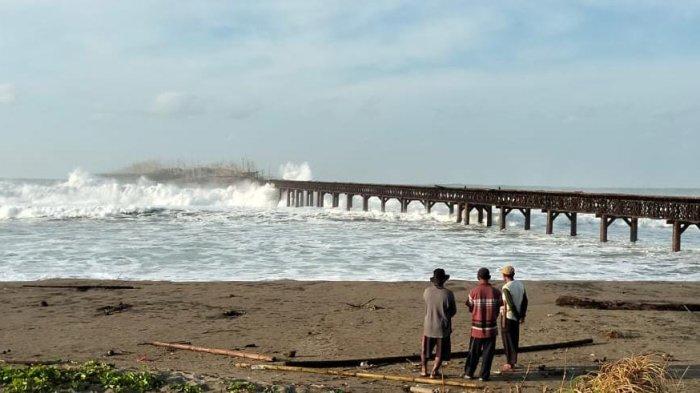 71 orang nelayan masih terjebak di jembatan dermaga eks tambang pasir besi akibat jembatan rusak dihantam gelombang tinggi, sudah sekitar 7 jam lebih mereka terjebak, Rabu (16/10/2024).