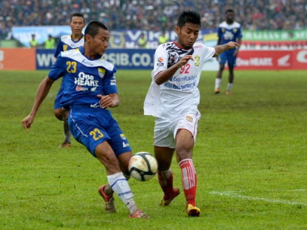 Pemain Persiba Balikpapan Syakir Sulaiman (kanan) berusaha membendung tendangan  pemain Persib Bandung Muhammad Ridwan saat pertandingan Liga Super Indonesia di Stadion Siliwangi, Bandung, (7/4). Pertandingan dimenangkan Persib Bandung dengan skor (1-0).