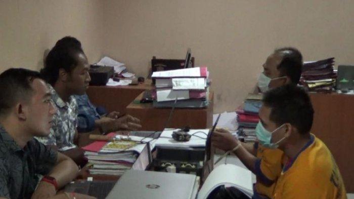Penyidik Satreskrim Polres Madiun memeriksa ADK (35), seorang caleg DPRD Kabupaten Madiun dari partai politik tertentu lantaran terlibat kasus pembobolan toko di lima kabupaten di Jawa Timur, Jumat (1/12/2023).