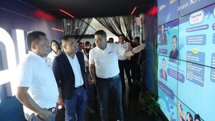 Deputi Bidang Sumber Daya Manusia Teknologi dan Informasi Kementerian BUMN Tedi Bharata (tengah) didampingi Direktur Utama Telkom Ririek Adriansyah (kiri) & Direktur Human Capital Management Telkom Afriwandi (kanan) mengunjungi pameran Culture Innovation TelkomGroup pada acara AKHLAK Culture Festival TelkomGroup 2023 di Jakarta, Senin (31/7).