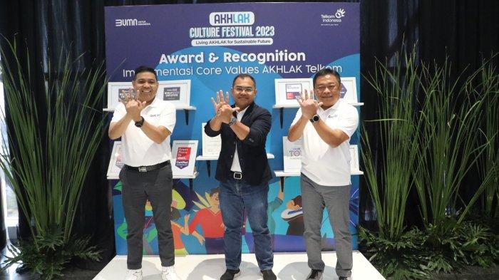 Deputi Bidang Sumber Daya Manusia Teknologi dan Informasi Kementerian BUMN Tedi Bharata (tengah) didampingi Direktur Utama Telkom Ririek Adriansyah (kanan) & Direktur Human Capital Management Telkom Afriwandi (kiri) pada acara AKHLAK Culture Festival TelkomGroup 2023 di Jakarta, Senin (31/7)