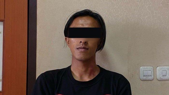 DITAHAN - AR (21) mahasiswa pelaku anarkis saat aksi peringatan Hari Buruh Internasional 1 Mei lalu di kawasan Dago Cikapayang. AR sudah ditetapkan sebagai tersangka dan ditahan.