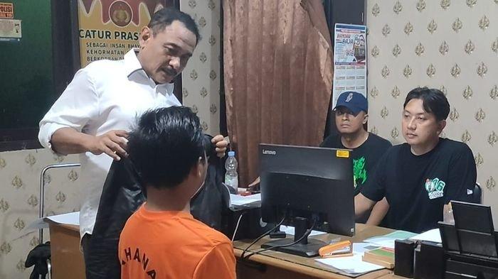 AS preman yang menghajar pedagang martabak saat diperiksa di Polsek Pameungpeuk, Kabupaten Bandung. Aksi AS terekam CCTV dan videonya viral di media sosial.