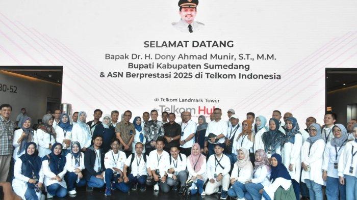 TUR - 
Aparatur Sipil Negara (ASN) di Kabupaten Sumedang yang berprestasi diajak tur oleh Bupati Sumedang, Dony Ahmad Munir. Tur dilakukan ke dua tempat, yaitu ke DPR RI dan TelkomHub, Selasa (8/7/2025).