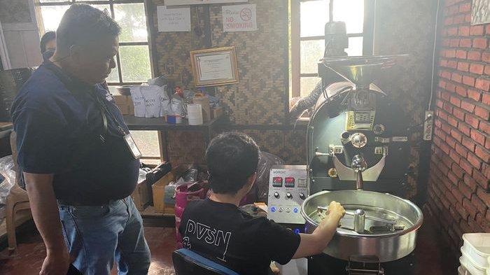 AVP External Communication Telkom, Sabri Rasyid, saat melihat proses roasting kopi. 