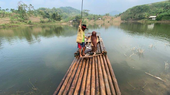 Abah, Lansia di Desa Jati, Kecamatan Saguling, Kabupaten Bandung Barat (KBB) yang gratiskan ongkos naik rakit buat Nera Nur Puspita. Siswa yang saban hari berjalan kaki naik turun Bukit hingga naik rakit ke sekolah
